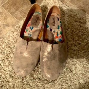Born, Size 7.5, foam cushion, great condition, beige w/metallic overlay